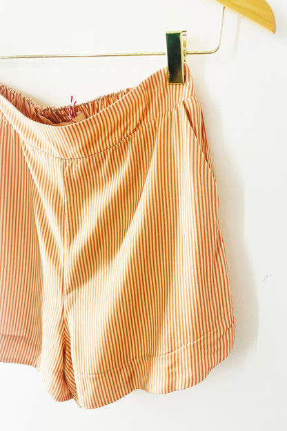 Short Listrado Coral